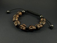 Bracelet composé de perles tête de mort couleur marron