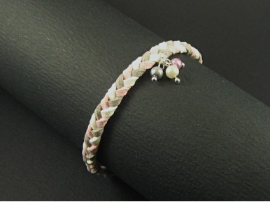 Bracelet en suédine tricolore et mini perles nacrées