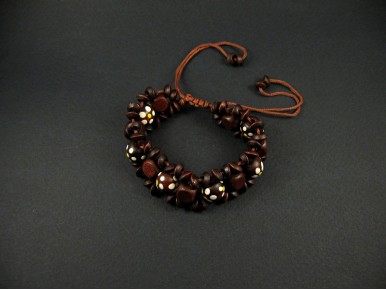 Bracelet utilisant des perles de bois extrèmement légères