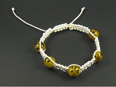 Bracelet tissage shamballa blanc avec des perles de verre moucheté couleur moutarde 