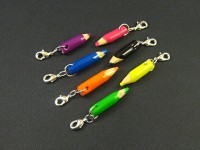 Charm artisanal représentant des crayons de couleur