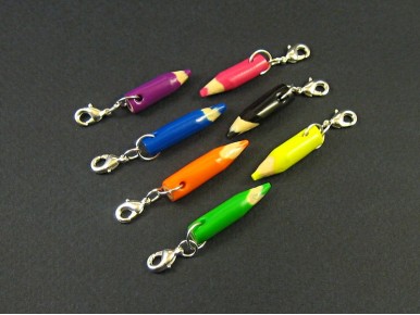 Charm artisanal représentant des crayons de couleur