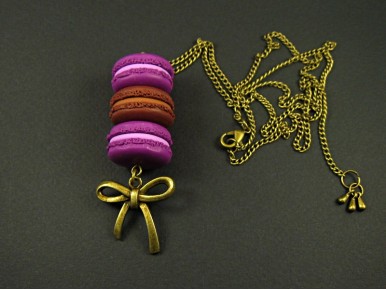 Pendentif gourmand trio de macarons monté sur chaîne réglable couleur bronze avec noeud