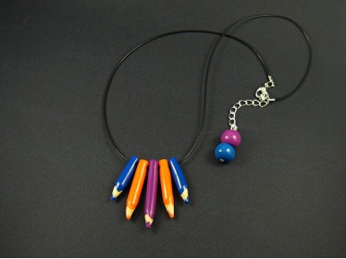 Collier décoré de crayons en pâte polymère