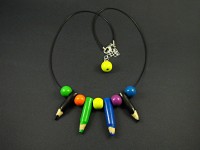 collier artisanal avec des crayons de couleur et des perles en Fimo