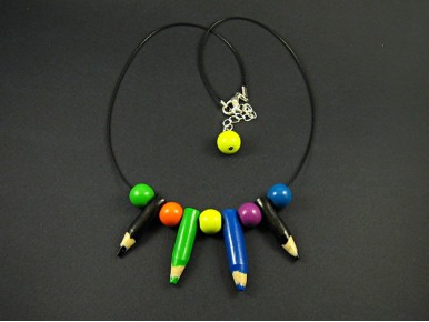 collier artisanal avec des crayons de couleur et des perles en Fimo