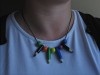 collier artisanal avec des crayons de couleur et des perles en Fimo