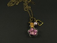 Collier fantaisie avec une mini fiole remplie de berlingots violets