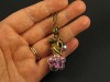 Collier fantaisie avec une mini fiole remplie de berlingots violets