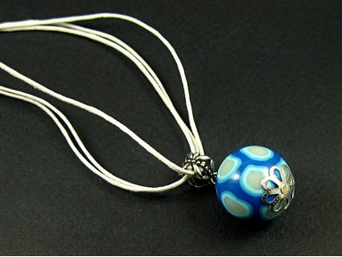 Collier triple cordon avec une perle artisanale bleue