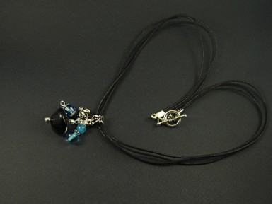 Collier pendentif multi-perles bleus, noires et argentées