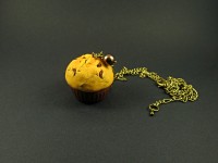 Collier fantaisie cupcake artisanal monté sur une longue chaine couleur bronze