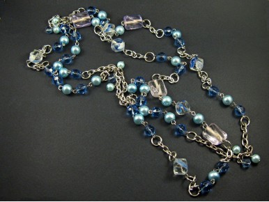 Collier fantaisie long regroupant une multitude de perles de verre dans les tons bleus