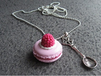 Long collier fantaisie gourmand pendentif macaron et  cuillère vintage