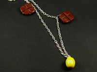 Collier avec des carreaux de chocolat et mms