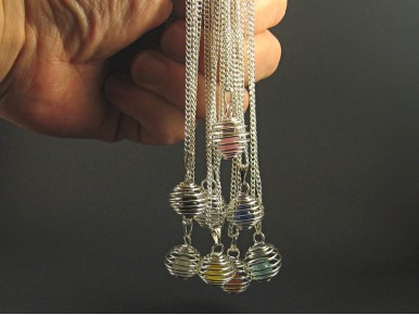 Collier fantaisie en métal pendentif cage et perle colorée