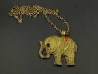 Collier en métal avec un gros pendentif éléphant strassé