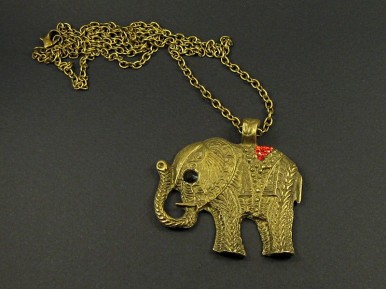 Collier en métal avec un gros pendentif éléphant strassé