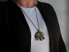 Collier en métal avec un gros pendentif éléphant strassé