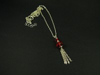 Collier fantaisie en chaine texturée et pendentif perles facettées rouges