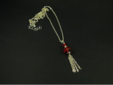 Collier fantaisie en chaine texturée et pendentif perles facettées rouges