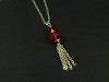 Collier fantaisie en chaine texturée et pendentif perles facettées rouges