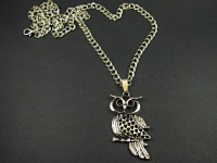 Collier fantaisie argenté avec un pendentif hibou