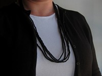 Long collier 4 rangs avec des perles de bois