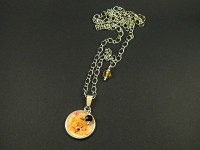 Collier avec médaillon ourson en résine avec perles facettées