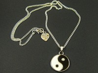 Collier fantaisie avec un pendentif émaillé Yin et Yang