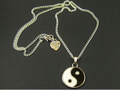 Collier fantaisie avec un pendentif émaillé Yin et Yang