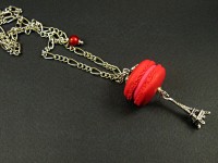 Collier avec un macaron rouge et une breloque tour Eiffel