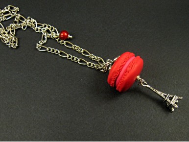 Collier avec un macaron rouge et une breloque tour Eiffel