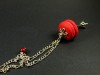 Collier avec un macaron rouge et une breloque tour Eiffel