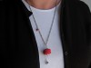 Collier avec un macaron rouge et une breloque tour Eiffel