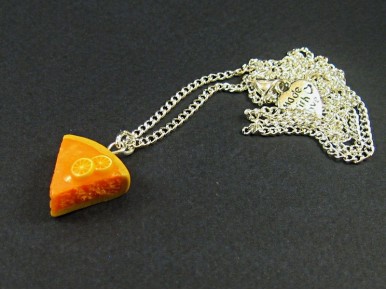 Collier au pendentif part de tarte à l'orange