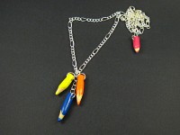 Collier en chaine avec un pendentif  crayons de couleur 