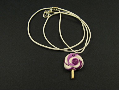 Collier artisanal et son pendentif sucette violette