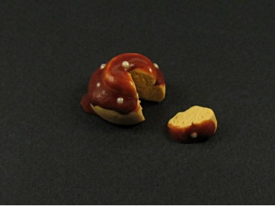 Miniature entremet en Fimo nappé de chocolat avec part découpée