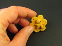 Magnet gourmand représentant un bonhomme pausé sur un biscuit 