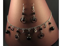 Parure perles noires at breloques anneaux