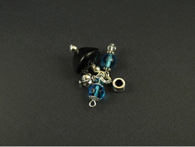 Pendentif aux perles bleues et noires