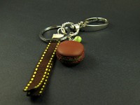 Porte-clés décoré d'un macaron choco-pistache