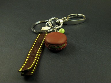 Porte-clés décoré d'un macaron choco-pistache