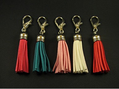 Bijou de sac pompon au couleurs variées